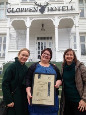 Lene-Mari Åland er svært stolt over å motta den nyetablerte prisen Årets GullHane på vegne av familiebedriften Aalan Gård. Fra venstre: Irene Halvorsen (sjefredaktør Nationen), Lene-Mari Åland (Aalan Gård) og Christine Baglo (reiseansvarlig Dagsavisen). Foto. HANEN.