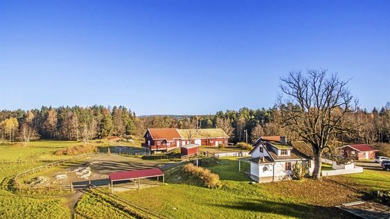 4. Hvitebjørnveien 30(Gnr 48, bnr 32) er solgt for kr 8.500.000 fra Oppegård kommune til Drøbak Hundehotell as (15.02.2017).