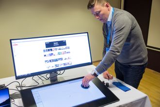 Maskinvare kommer fortsatt til å være viktig for Dell EMC. Her demonstreres selskapets Smart Desk-løsning under et kundearrangement på Lysaker.