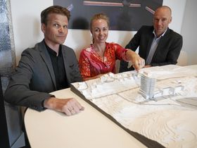 SLIK BLIR DET: Prosjektleder Thomas Gundersen (t.v.) og arkitektene Birgitta Norrud og Øystein Rognebakke.