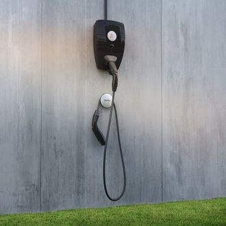 ZapCharger Pro – montert på murvegg