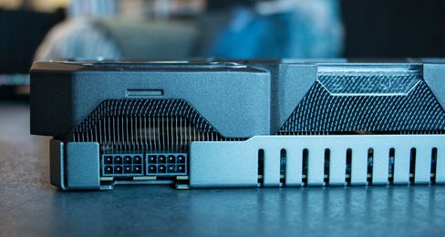 GTX 1070 AMP! Extreme har en oppgitt TDP på samme nivå som GTX 1080 Ti FE og trenger 2x8-pinners PCIe-strømkontakter.