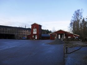 SKAL RIVES: Her skal det nye torget bygges. Flistårnet er vurdert som kulturminne, men er ikke funnet bevaringsverdig og skal rives.