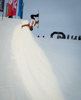 INGEN STORE COMEBACKPLANER: Det kom overraskende på mange at Helene Olafsen plutselig sto på toppen av seierspallen i en konkurranse igjen, men det var bare for moro, skal vi tro snowboard-stjernen fra Oppegård. (Foto: Peter Gløersen/Snowboardforbundet)