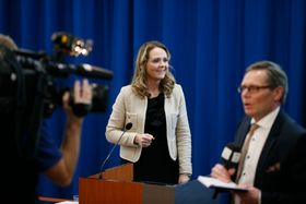 Kulturminister Linda Hofstad Helleland legger frem stortingsmeldingen om kommersiell allmennkringkasting..