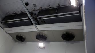 Klimakammeret har kraftige vifter og støv- og regnmaskiner for å utsette dronen for ulike værforhold.
