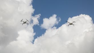 Dronene kan fly flere kilometer opp i lufta, men myndighetsregulering begrenser høyden til et par hundre meter.