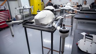 I dette rommet arbeides det med å montere dronens elektroniske komponenter.