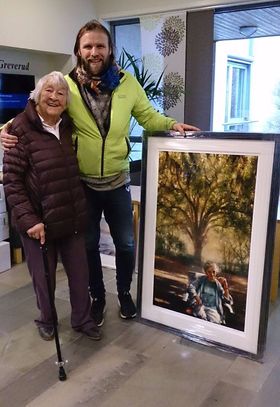 KOM PÅ OVERRASKELSESBESØK: Kunstner Aune Sand (t.h.) tok med seg flotte gaver til de ansatte og beboerne ved Greverud sykehjem denne uken. Det ble satt pris på! Nå skal kunstverkene til Vebjørn Sand og Marianne Auli pryde veggene ved sykehjemmet.