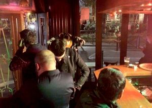 Frå baren i Paris.