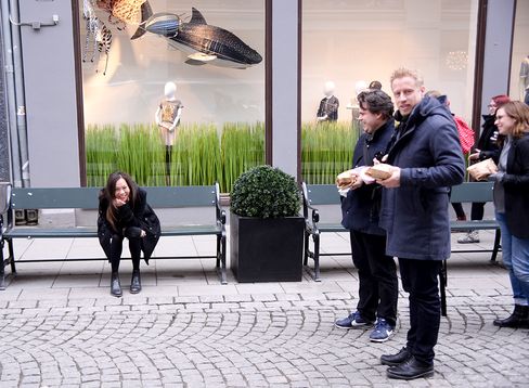 En lattermidlt Sun Heidi Sæbø blir avbrutt i fotograferingen av gjengen i Faktisk.no. Og hennes ektemann Kristoffer Egeberg, som leder prosjektet.