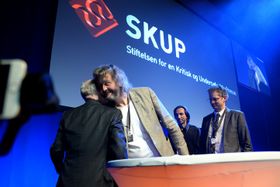 Her mottar Stavanger Aftenblad SKUP-diplom for saken Glassjenta, laget av Thomas Ergo, Rune Vandvik og Hans Petter Aass.