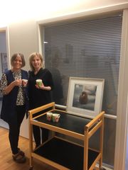 VAKRE KOPPER OG NYDELIG KUNST: Aktivitør Irene Sandstø og Grete Strømsvik fikk, som de andre ansatte, vakre kopper signert Marianne Auli.