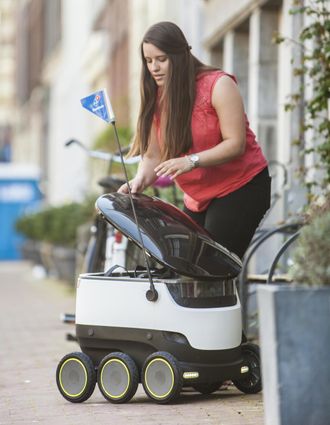 Starship skal kunne levere varer, inkludert pizza, på gateplan innenfor en radius på omtrent tre kilometer. Lasterommet er låst og at kun kunden kan åpne det opp, ved hjelp av en egen mobilapp.