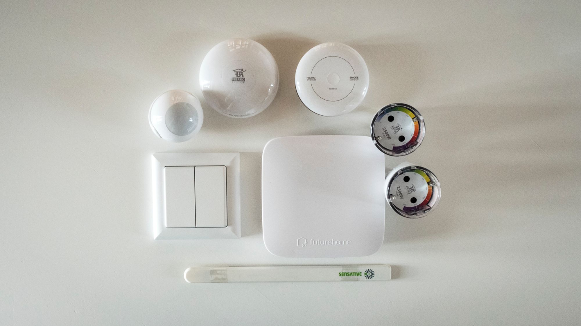 Futurehome legger i stor grad opp til at du kan legge til de produktene du vil ha; den minste startpakken inneholder en basestasjon, to stikkontakter og en multisensor (den lille golf-ball-greia oppe til venstre).
