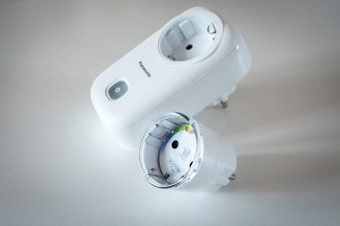 Futurehome ser ut til å ha valgt ut gode produkter som tilbehør til systemet, som for eksempel smartpluggen (nærmest) som er betydelig mindre enn de fleste andre smartpluggene på markedet, som ofte gjør at de tar plassen til to støpsel.