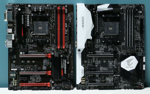 To AM4-hovedkort fra Gigabyte: AB350-Gaming 3 til venstre og AX370-Gaming 5 til høyre. De har AMD-brikkesettene B350 og X370.