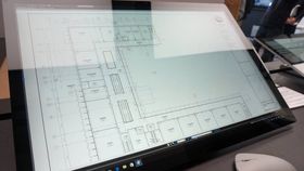 En av Surface Studios store fordeler er den skyvbare skjermen, som du også kan bruke Touch på. Her med arkitekttegninger på.