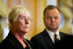 Utvalgsleder Eldbjørg Løwer under pressekonferansen etter overleveringen av EOS-utvalgets melding om undersøkelse av opplysninger om norske kilder i Etterretningstjenesten til stortingspresident Olemic Thommessen i Stortinget mandag.