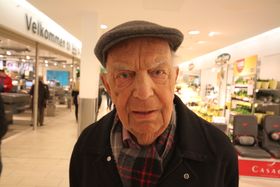 SKEPTISK: Øystein Nerly (90) fra Jordbærsletta er en av dem som ikke er spesielt fornøyd med forslaget om hundepark og lignende.