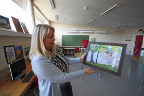MANGE MINNER: Hellerasten skoles rektor, Grete Skaug, kan sammen med elevene se tilbake på fem tiår med skolehistorie.