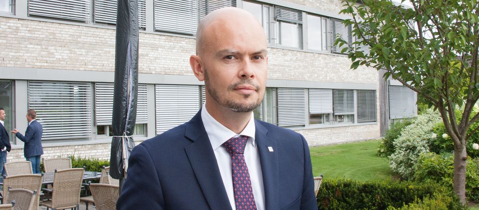 Frekvensdirektør John-Eivind Velure i Nasjonal kommunikasjonsmyndighet legger første brikke i det gigantiske puslespillet det er å frigjøre kringkastingsfrekvensene før frekvenstillatelsen går ut 2. juni 2021. Og første brikke er å finne ut hvem som skal eie og drive kringkasting i det digitale bakkenettet etter 2021.