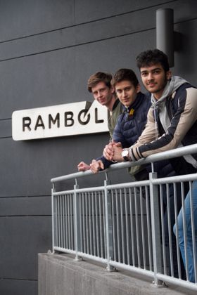 Haakon Nerland (16) (t.v.), Dardan Deva (17) og Misan Raza Naqvi (17) går på forskerlinja på Drammen videregående skole. – Det virker spennende å jobbe som ingeniør i et internasjonalt selskap, sier Haakon.