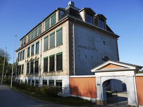 GREVERUD SKOLE: Detter er en av kommunens skoler. Bildet er kun et illustrasjonsfoto.