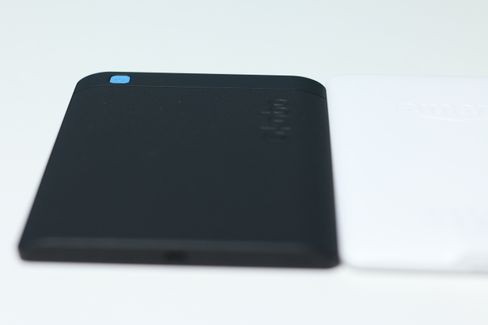 Kobo har plassert av- og på-knappen strategisk på baksiden. Mesteparten av Kobos bakside er ellers dekket av et mønster. Paperwhite til høyre er helt glatt, med unntak av navnet "Amazon" inngravert.