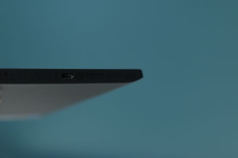 Kobos utforming er mer kvadratisk og kantete og mindre ergonomisk vennlig enn Paperwhite og PocketBook.