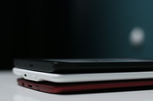 Alle de tre lesebrettene bruker micro-USB for å koble til PC eller Mac. Legg for øvrig merke til at det bare PocketBook som har inngang for microSD-kort.