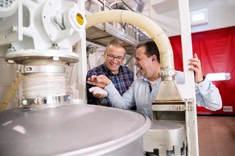 Teknisk sjef hos Nortura, Trond Haslestad og Ralf Schmidt fra Biovotec med en useparert blanding av kalk fra skallene og membran hentet opp fra sikteverket i forgrunnen.