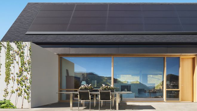 Teslas nye solceller ligger klistret mot taket