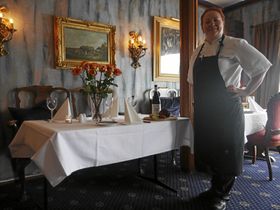 LEKKERT OG SABLA ENKELT: – Det er lettere å lage lammeskank enn mange kanskje tror. Det handler om å tørre å prøve, for magen «lager seg selv», sier kokk Mia Moberg Nordhagen ved Villa Sandvigen. Legg merke til vinvalget. – Villa Sandvigens egen vin passer til alt, og er tilgjengelig for alle, samtidig som det smaker svært nydelig, sier kokken!