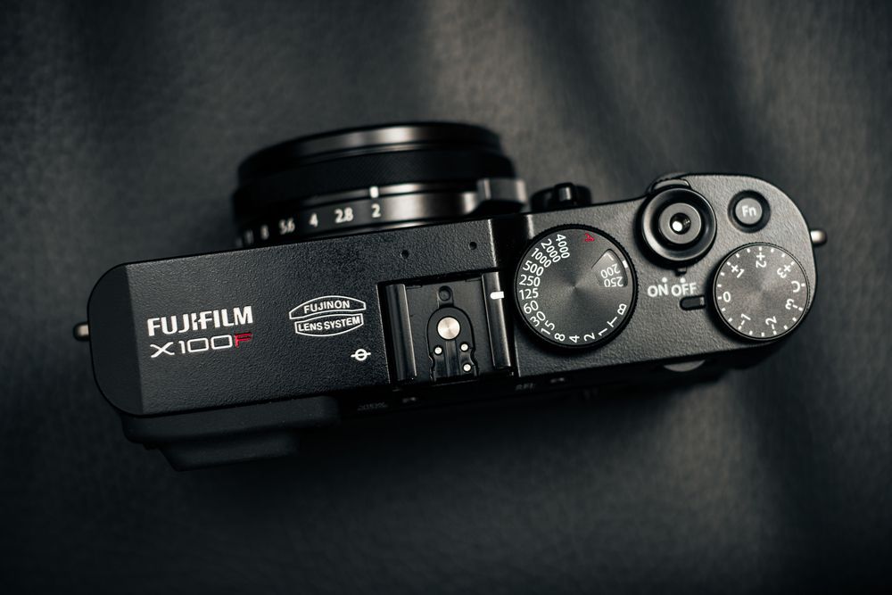 X100F sett ovenfra. Legg merke til at ISO-hjulet er bygget inn i lukkertidshjulet.