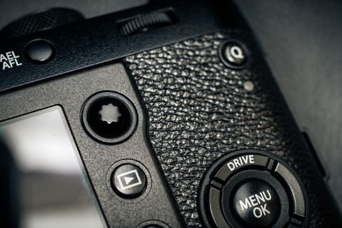 Fujifilm X100F har en joystick man kan velge fokuspunkt med.