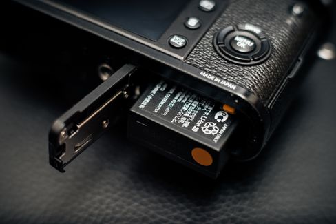 Fujifilm X100F bruker det større NP-W126S.