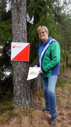 KLAR FOR TURSESONGEN: Anne Marit Færden og co har rullet ut årets poster, og håper mange vil bruke postene og ta turen i skogen også i år!