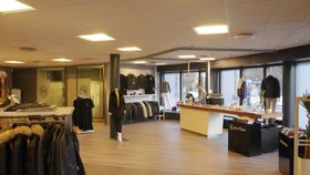 SIKKER BUTIKK: Hamborg Soda ligger i det gamle DNB-bygget og er vanskelig å komme bryte seg inn, tyvene fant likevel et svakt punkt.