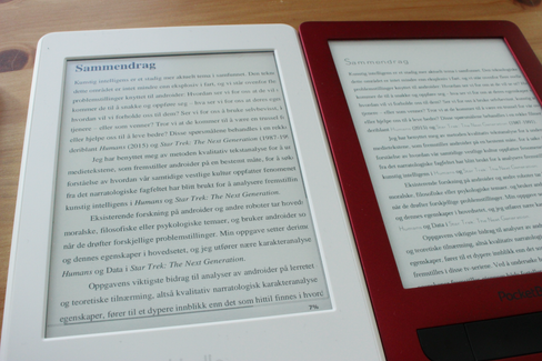 Både PocketBook og Kobo håndtere overskrifter som er formattert i bestemte stiler samt kursiv ved å gjøre dem om til skrifttypen du ser at skiller seg ut på PocketBook (til høyre). Paperwhite (til venstre) beholder PDF-filens opprinnelige formattering og skrifttyper. (Trykk gjerne på bildet og velg ev. "Vis original" (mobil) for å se teksten på lesebrettene tydeligere.)