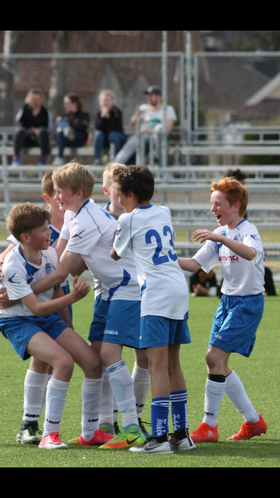 MYE FOTBALLGLEDE: Dette er bilder vi liker å se! Glade fotballhelter i aksjon på banen med sporten de elsker!