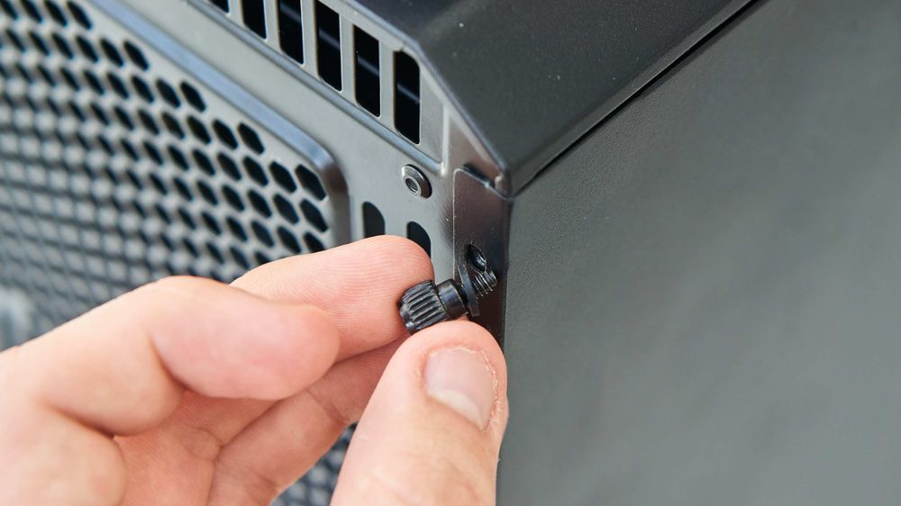 Skruene som holder sidedekslene fast skrus ut og inn med fingrene – et klart pluss!