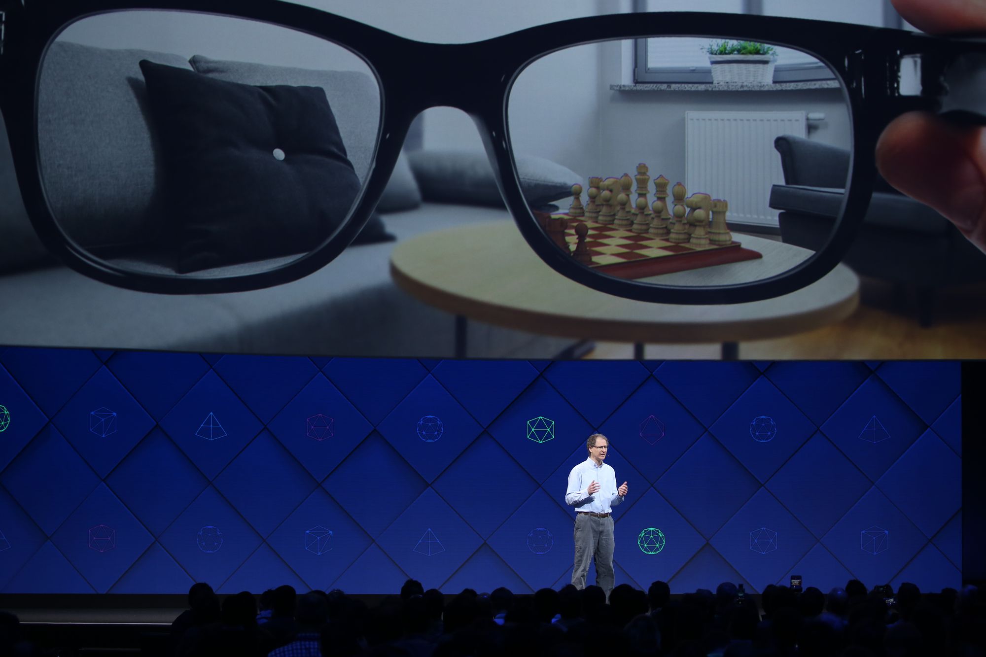Michael Abrash, sjefforsker hos Oculus, spår at vi alle vil gå med elegante smartbriller, i alle fall om en 20 til 30 års tid.