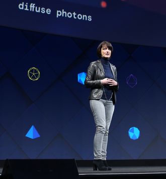 Regina Dugan var tidligere direktør for den militære forskningsinstitusjonen DARPA, hvor blant annet mye av grunnlaget for internett ble skapt. Hun var også leder for Googles «skunkworks»-avdeling, ATAP (Advanced Technology and Projects) fra 2014 til 2016. Bildet er fra hovedtalen under F8-konferansen til Facebook denne uken.