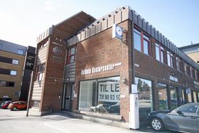 SENTRALT: Fonus begravelsesbyrå har flyttet inn i andre etasje i Edvard Griegs vei 1 på Kolbotn. Avdelingsleder Agnar Gerner er strålende fornøyd med beliggenheten.