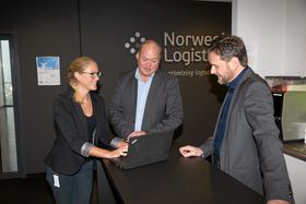 HAR KUNNSKAPEN: Norwegian Logistics tar seg av kundenes logistikk. Fra venstre salgs- og markedssjef Mari Låtun, logistikkrådgiver Jarle Dahle og administrerende direktør Trond Iversen.