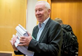 Tidligere TV 2-sjef Alf Hildrum i Oslo tingrett mandag med en omfattende dokumentmengde.