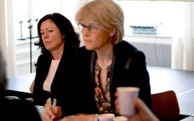 Barne- og likestillingsminister Solveig Horne (t.v.) og Siri Gedde-Dahl, journalist og leder av Pressens offentlighetsutvalg.