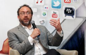 Først var Jimmy Wales med på å grunnlegge Wikipedia. Nå vil han lage nyhetstjenesten Wikitribune - på omtrent tilsvarende måte