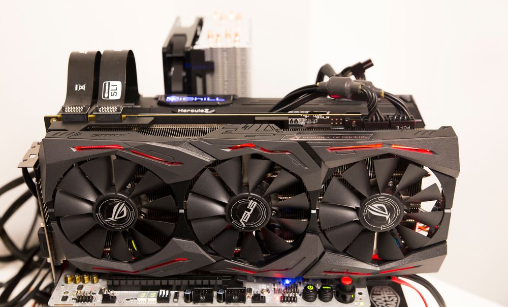 Vi tester Asus GTX 1080 Ti Strix OC sammen med vår testvinner fra Inno3D, iChill X3 Ultra.